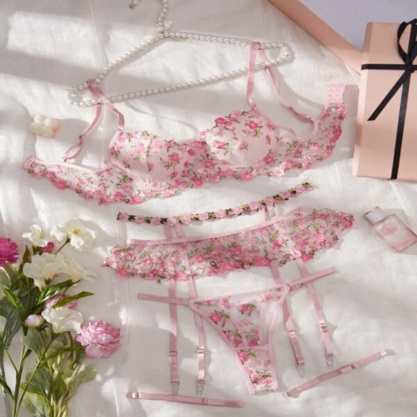 Women's Fashion Personality Hollow Out Lace Suit - Image 4