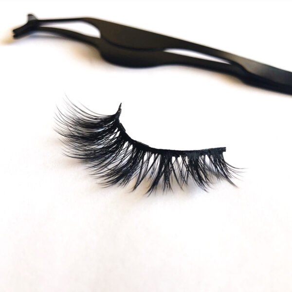 A Pair Of False Eyelashes With Magnets In Fashion - Image 4